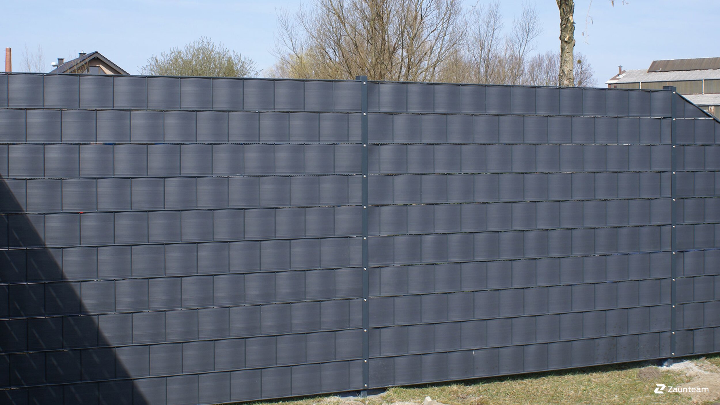 Sichtschutzstreifen eignen sich hervorragend als flexibles Sichtschutzsystem an Doppelstabzäunen. | © Zaunteam